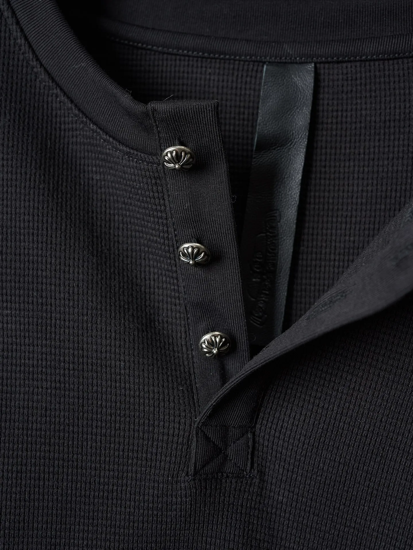 P340 Actual hanging auction] Chrome Hearts/Chrome Hearts Waffle Cross Leather Appliqué Silver Button Long Sleeves [Ready Stock] S M L XL Customized Pure Cotton Waffle Yawei with Fine Texture, Softness and Moisture. The calmness of black and the flexibility of waffle complement each other. The Chrome Hearts Cross leather decoration on the chest becomes the ultimate interpretation of the dark Gothic style. The hand-stitched logo button is like a miniature work of art, which is more noble and elegant. The iron plate with the logo on the back sways slightly as the body swings, adding a sense of movement and vitality. It is unobtrusive but has an indescribable aura. It interprets the perfect blend of retro and luxury. It adopts imported machine appliqué embroidery technology and uses advanced computer control systems and precise mechanical components to realize the Chrome Hearts cross leather appliqué operation. It presents an embroidery effect with both clarity and three-dimensionality. The fabrics have been washed and have a better hand feel. They are not easy to deform, shrink or fade. Maintains long-lasting beauty with a loose fit